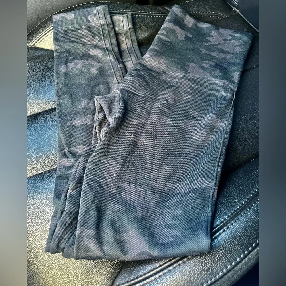 Spanx Seamless Look At Me Now Camo Leggings - Picture 7 of 10
